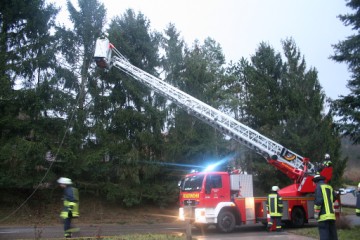 Einsatz der Drehleiter am Ortseingang Honzrath